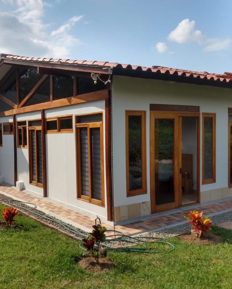 Fachada de casa prefabricada campestre amplia entregada en San Francisco – Proyecto San Francisco