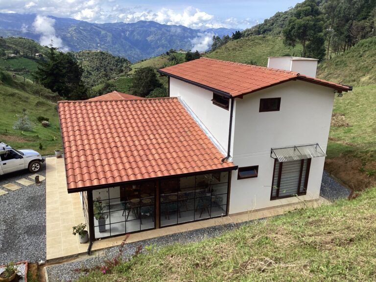 Fachada de casa prefabricada campestre entregada en Guarne, Antioquia – Proyecto Guarne