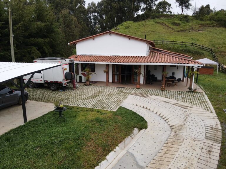 Fachada de casa prefabricada campestre horizontal entregada en San Pedro de los Milagros, Antioquia – Proyecto San Pedro
