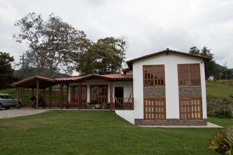 Fachada de casa prefabricada campestre entregada en Rionegro, Antioquia – Proyecto Llanogrande