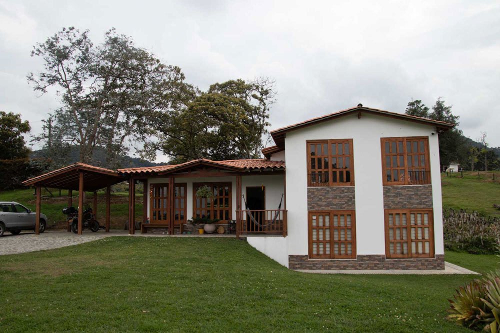 Fachada de casa prefabricada campestre entregada en Rionegro, Antioquia – Proyecto Llanogrande