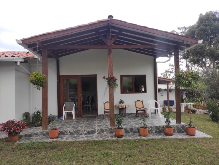 Fachada de casa prefabricada campestre entregada en Alto de Las Palmas, Antioquia – Proyecto Palmas