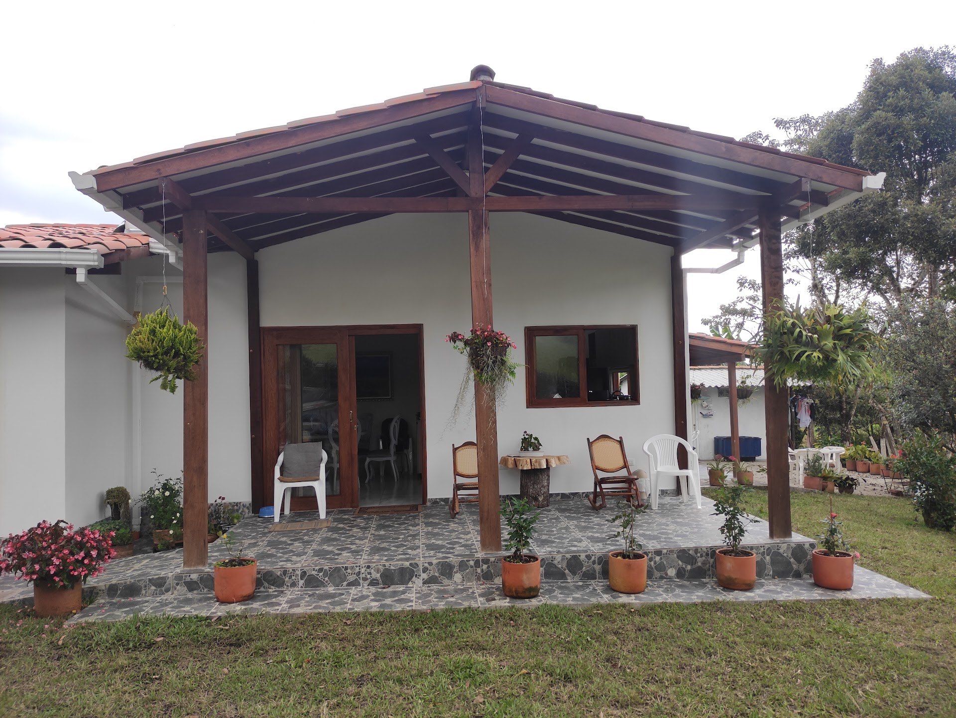 Fachada de casa prefabricada campestre entregada en Alto de Las Palmas, Antioquia – Proyecto Palmas