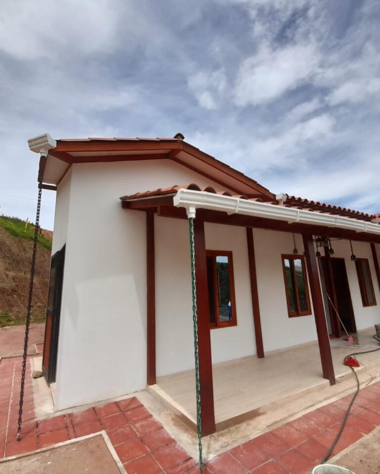 Fachada de casa prefabricada campestre entregada en San Vicente Ferrer, Antioquia – Proyecto San Vicente