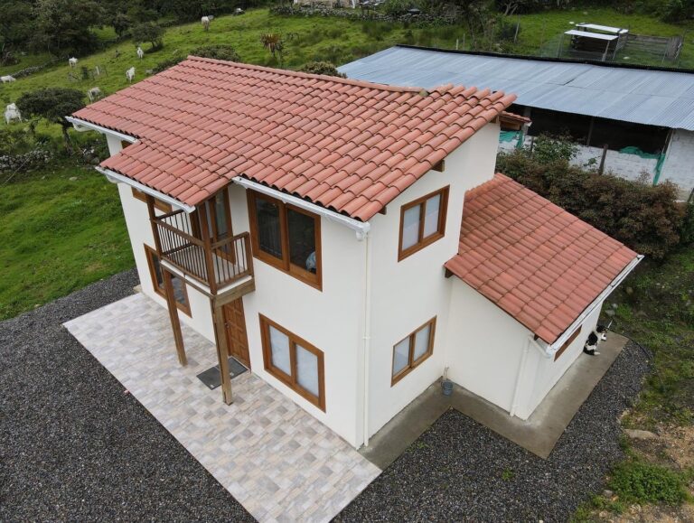 Fachada de casa prefabricada de dos niveles entregada en La Calera, Cundinamarca – Proyecto La Calera