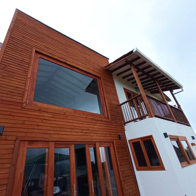 Fachada de casa prefabricada de dos niveles entregada en Santa Elena, Medellín – Proyecto Santa Elena