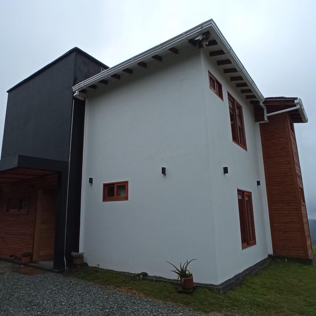 Casa prefabricada de dos niveles entregada en Santa Elena, Medellín – Proyecto Santa Elena foto 2